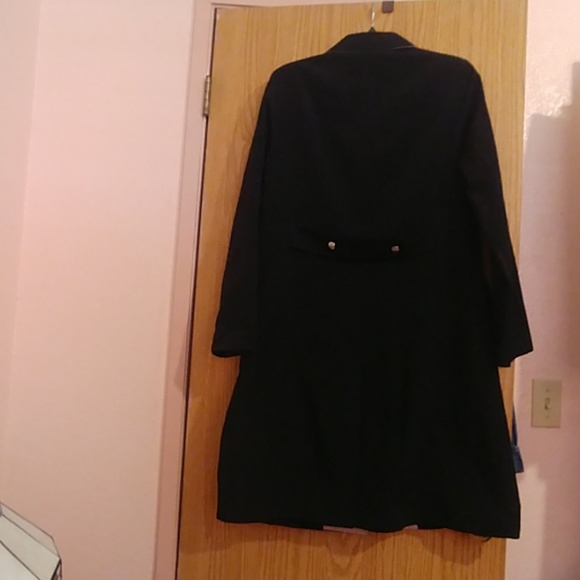 Gently worn Black Raincoat - Picture 4 of 10